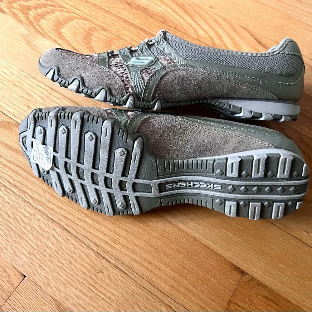 Skechers slip on sz 9.5 Women's Gray Casual Shoes hardly used fun style